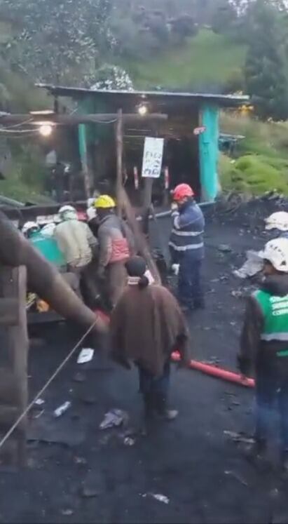 Los organismos de socorro afuera maniobrando para el rescate