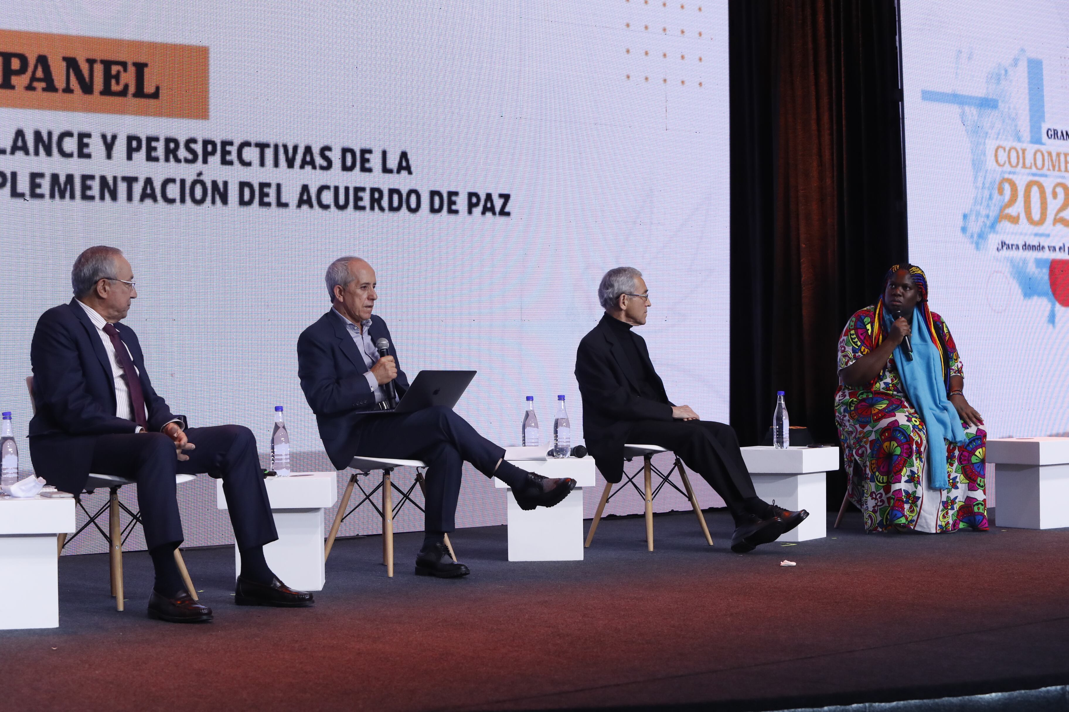 Francisco de Roux, presidente de la Comisión de la Verdad 
Emilio Archila, consejero presidencial para la Estabilización y la Consolidación  
Yolanda Perea, líder defensora de DDHH e integrante de la  Mesa Nacional Efectiva de Víctimas  Rubén Darío Acevedo, director general del Centro Nacional de Memoria Histórica  Edulfo Peña, editor político de SEMANA