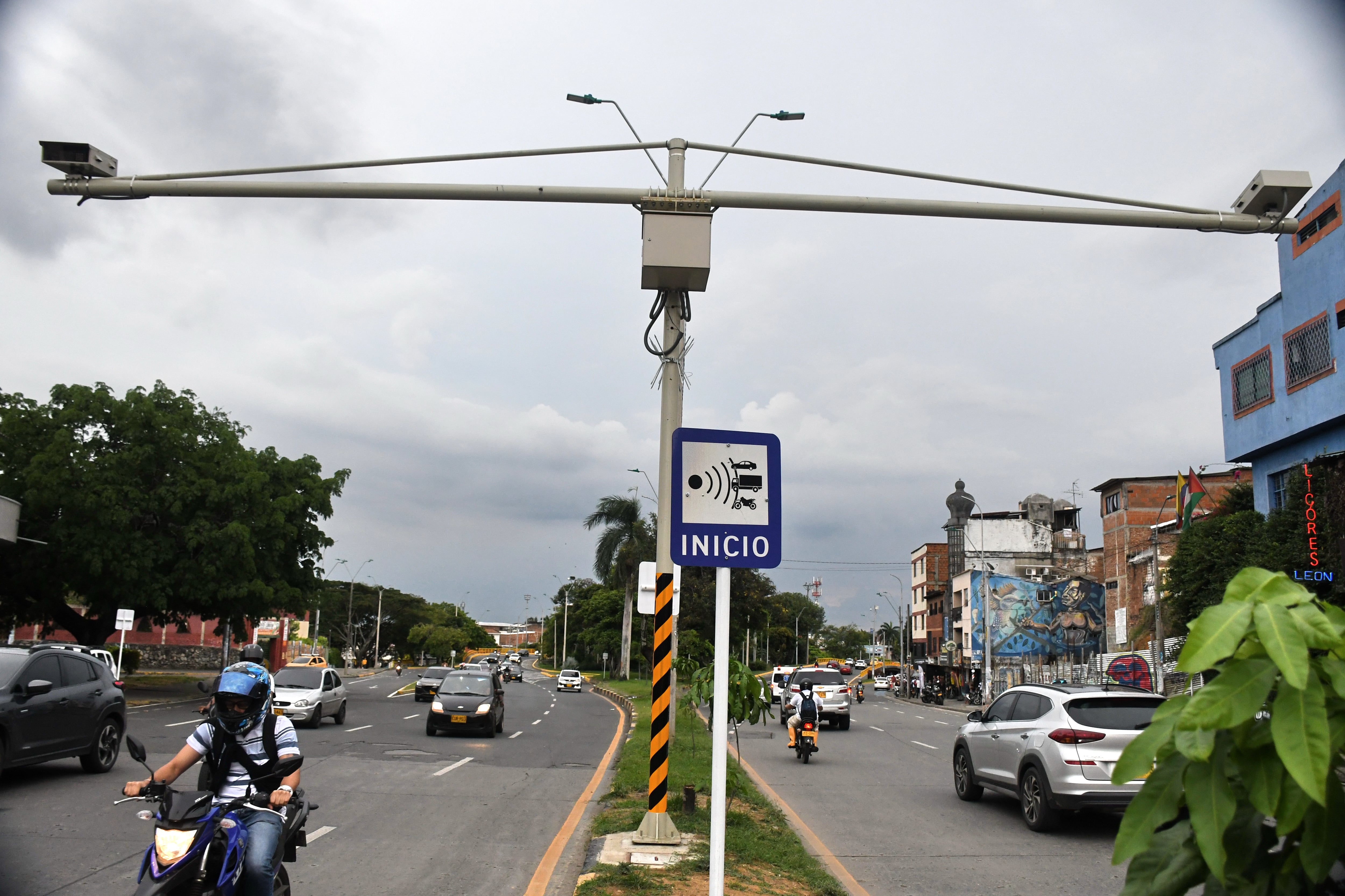 Cali: Instalación de nuevas cámaras de fotomultas en las diferentes vías de la ciudad. Foto José L. Guzmán