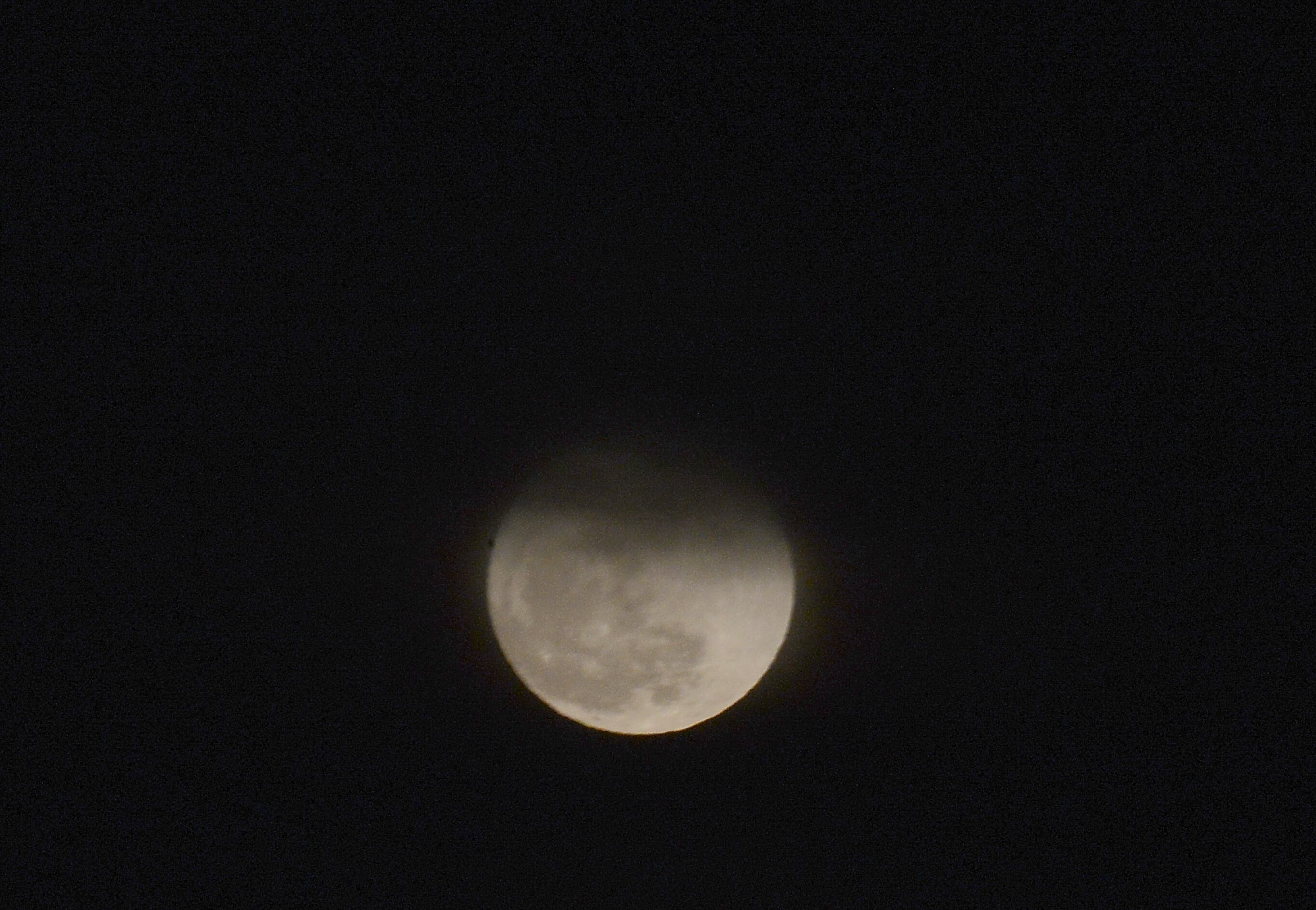 Cali: Superluna azul este miércoles 30 de agosto, se pudo apreciar por segunda vez en este mes. Foto José L Guzmán. El País, agosto 29-23.