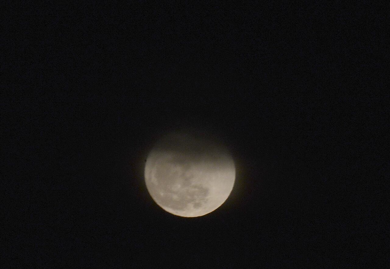 Cali: Superluna azul este miércoles 30 de agosto, se pudo apreciar por segunda vez en este mes. Foto José L Guzmán. El País, agosto 29-23.