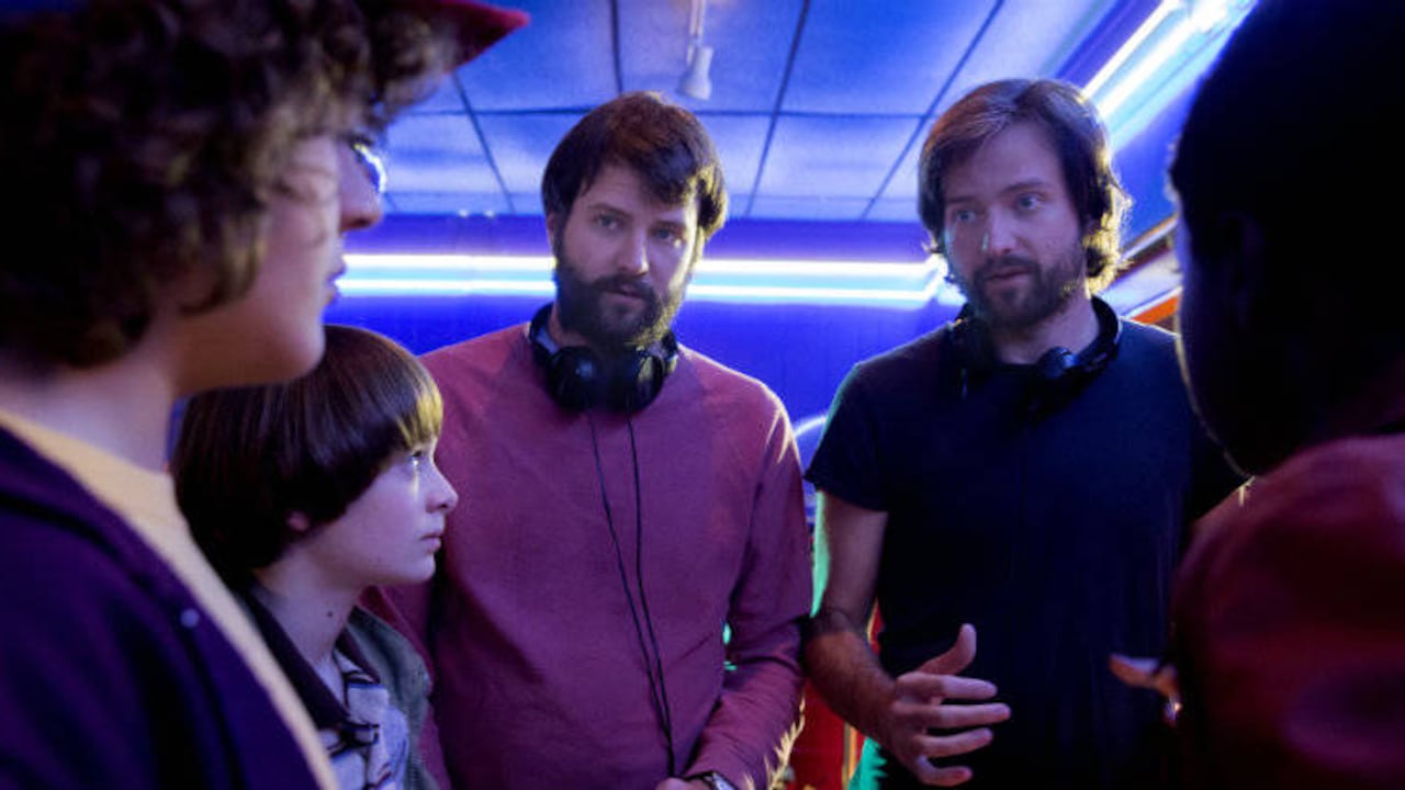 Los hermanos Duffer dirigen a los actores de 'Stranger Things'. Cortesía Netflix
