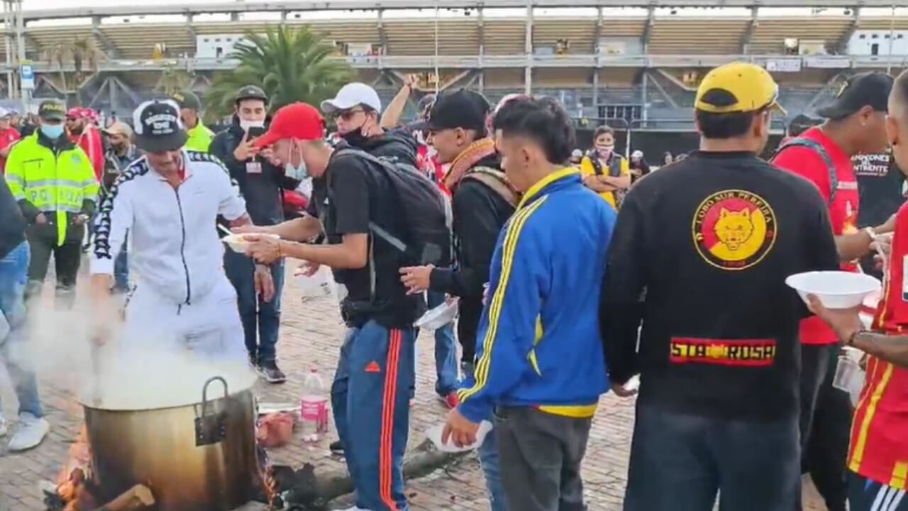 Hinchas Santa Fe y Pereira. Foto: Captura de pantalla - Twitter @Theo_Gonzalez