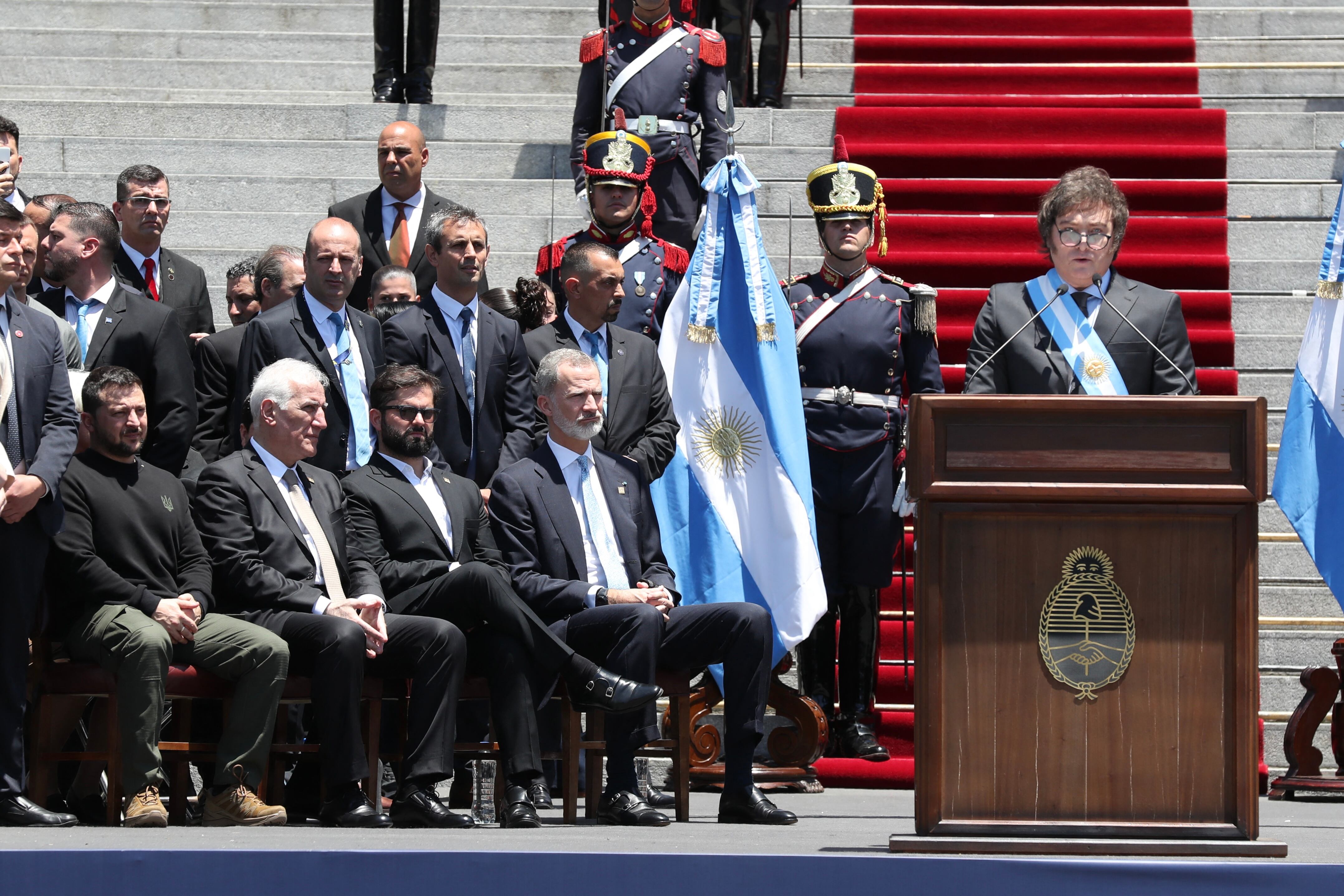 Esta fotografía tomada y publicada por la Casa Real española, Casa Real, el 10 de diciembre de 2023, muestra al nuevo presidente de Argentina, Javier Milei (R), pronunciando su discurso inaugural en las escaleras del Congreso en Buenos Aires, después de prestar juramento. Mientras escuchan (de izquierda a derecha) el presidente de Ucrania, Volodymyr Zelensky, el presidente de Armenia, Vahagn Khachaturyan, el presidente de Chile, Gabriel Boric, y el rey Felipe VI de España. Milei juró el domingo como presidente de Argentina, mientras el país se prepara para duros recortes de gasto y reformas económicas destinadas a frenar la inflación galopante. (Photo by JOSE JIMENEZ / Casa de S.M. el Rey / AFP) / RESTRICTED TO EDITORIAL USE - MANDATORY CREDIT "AFP PHOTO / JOSE JIMENEZ / CASA DE S.M. EL REY" - NO MARKETING - NO ADVERTISING CAMPAIGNS - DISTRIBUTED AS A SERVICE TO CLIENTS