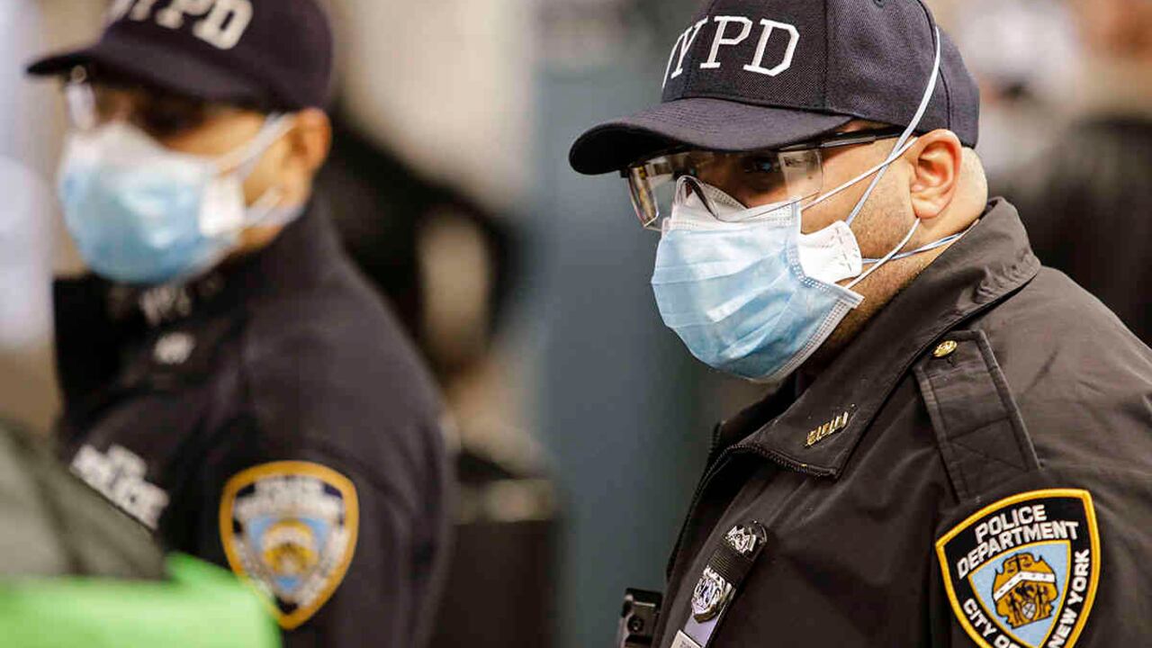 NY aplaza servicio presencial en restaurantes por aumento de casos de covid-19