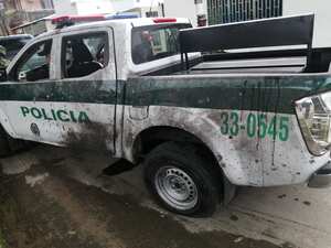 Esta fue la camioneta en la que se transportaban los policías que fueron víctimas del atentado.