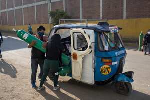 Una pareja sube a un mototaxi tanques de oxígeno recién llenados para un ser querido infectado con el virus COVID-19, en el barrio Villa El Salvador de Lima, Perú. Foto: AP / Rodrigo Abd.