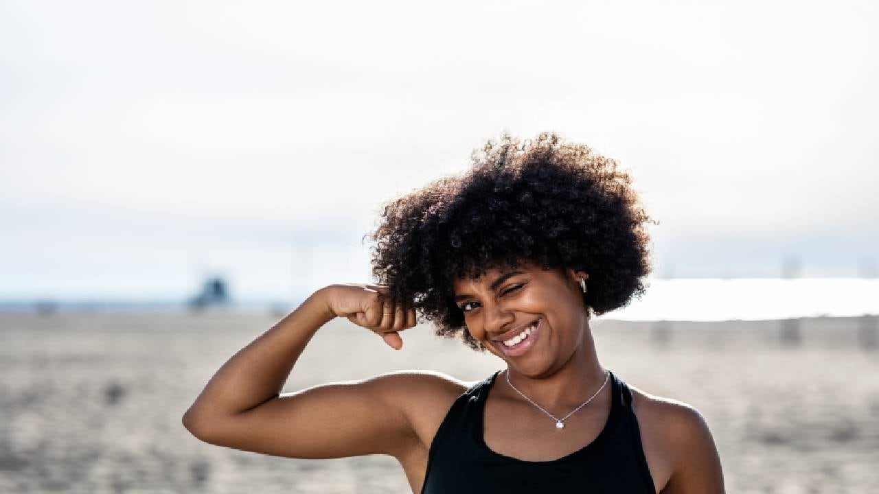 Consejos para tonificar y marcar músculo en el brazo sin hacer ejercicio.