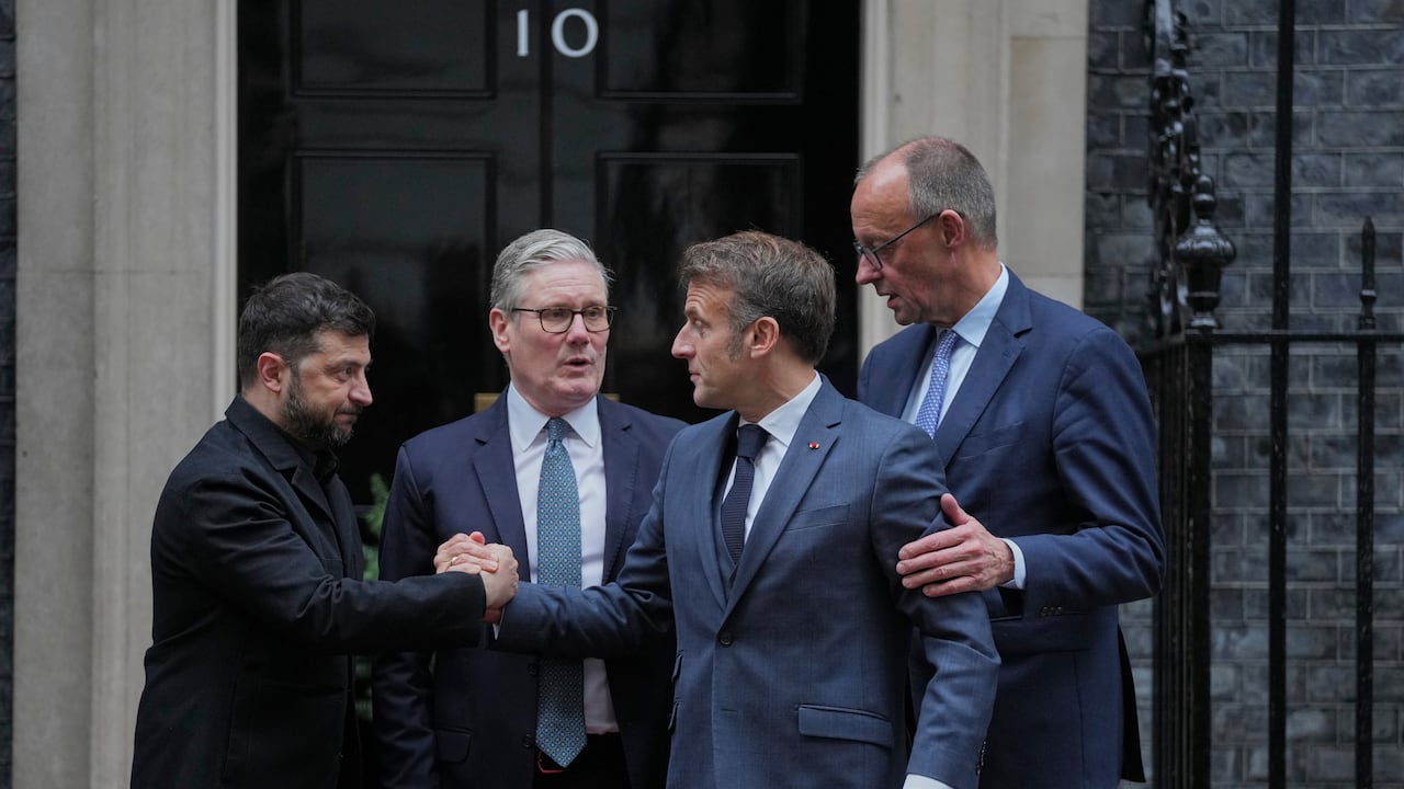 El presidente ucraniano, Volodymyr Zelenskyy (izquierda), junto con el primer ministro británico, Keir Starmer; el presidente francés, Emmanuel Macron; y el canciller alemán, Friedrich Merz, posan en la puerta del número 10 de Downing Street, Londres.