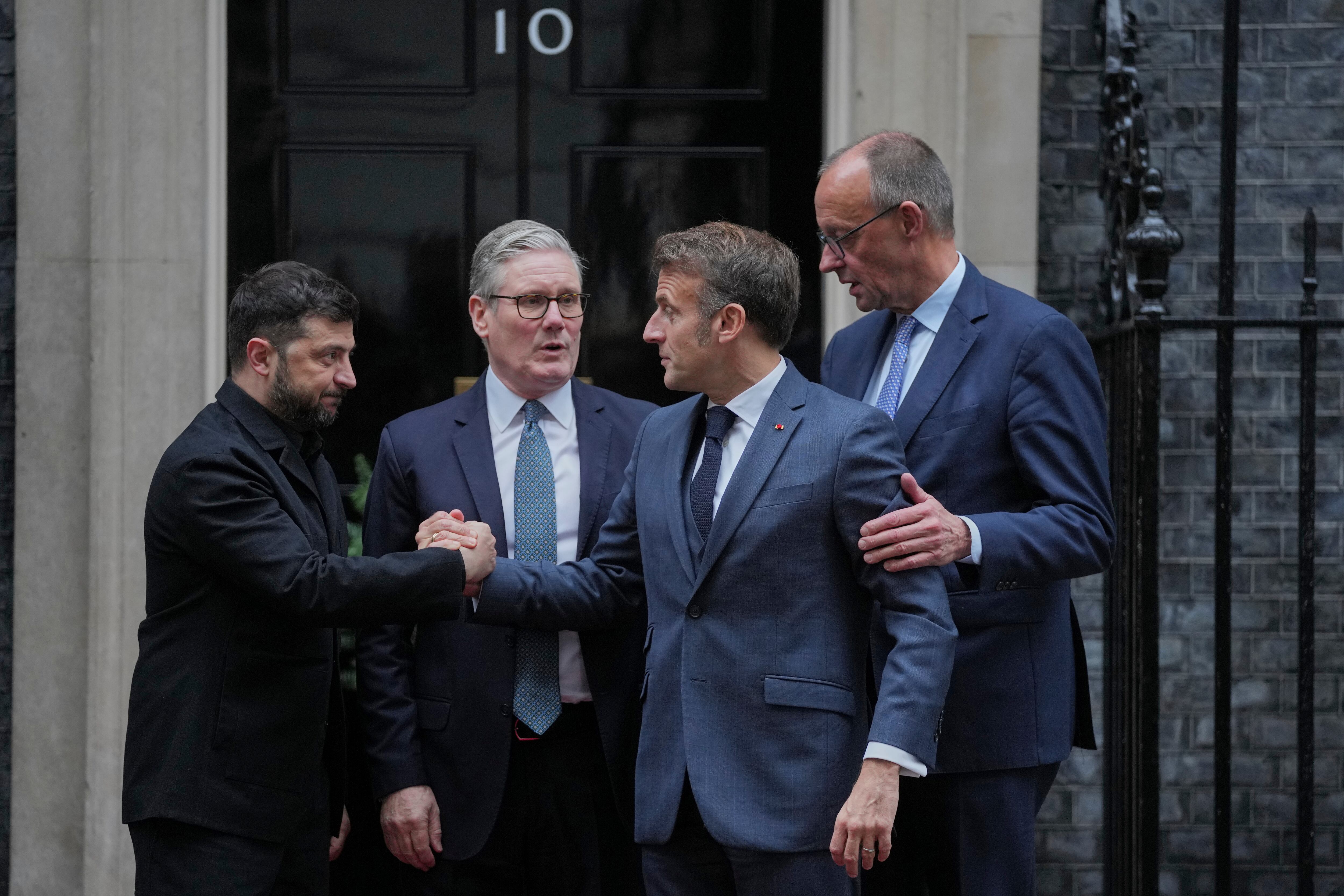 El presidente ucraniano, Volodymyr Zelenskyy (izquierda), junto con el primer ministro británico, Keir Starmer; el presidente francés, Emmanuel Macron; y el canciller alemán, Friedrich Merz, posan en la puerta del número 10 de Downing Street, Londres.