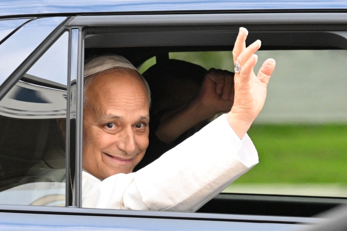 El papa León XIV abandona el Hospital Universitario Gemelli, cuatro días después de una cirugía para extirpar un tumor canceroso del pulmón derecho.