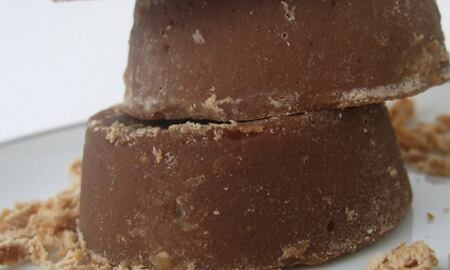 La panela también recibe el nombre de azúcar integral, raspadura, papelón, piloncillo, empanizado, chancaca o panocha en los países latinoamericanos.