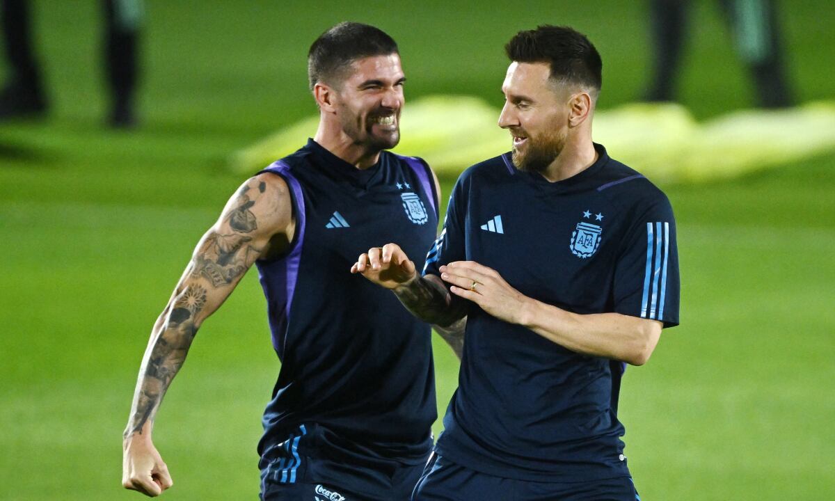 Soccer Football - FIFA World Cup Qatar 2022 - Argentina Training - Qatar University Training Site 3, Doha, Qatar - December 8, 2022 Argentina's Lionel Messi and Rodrigo De Paul during training REUTERS/Dylan Martinez