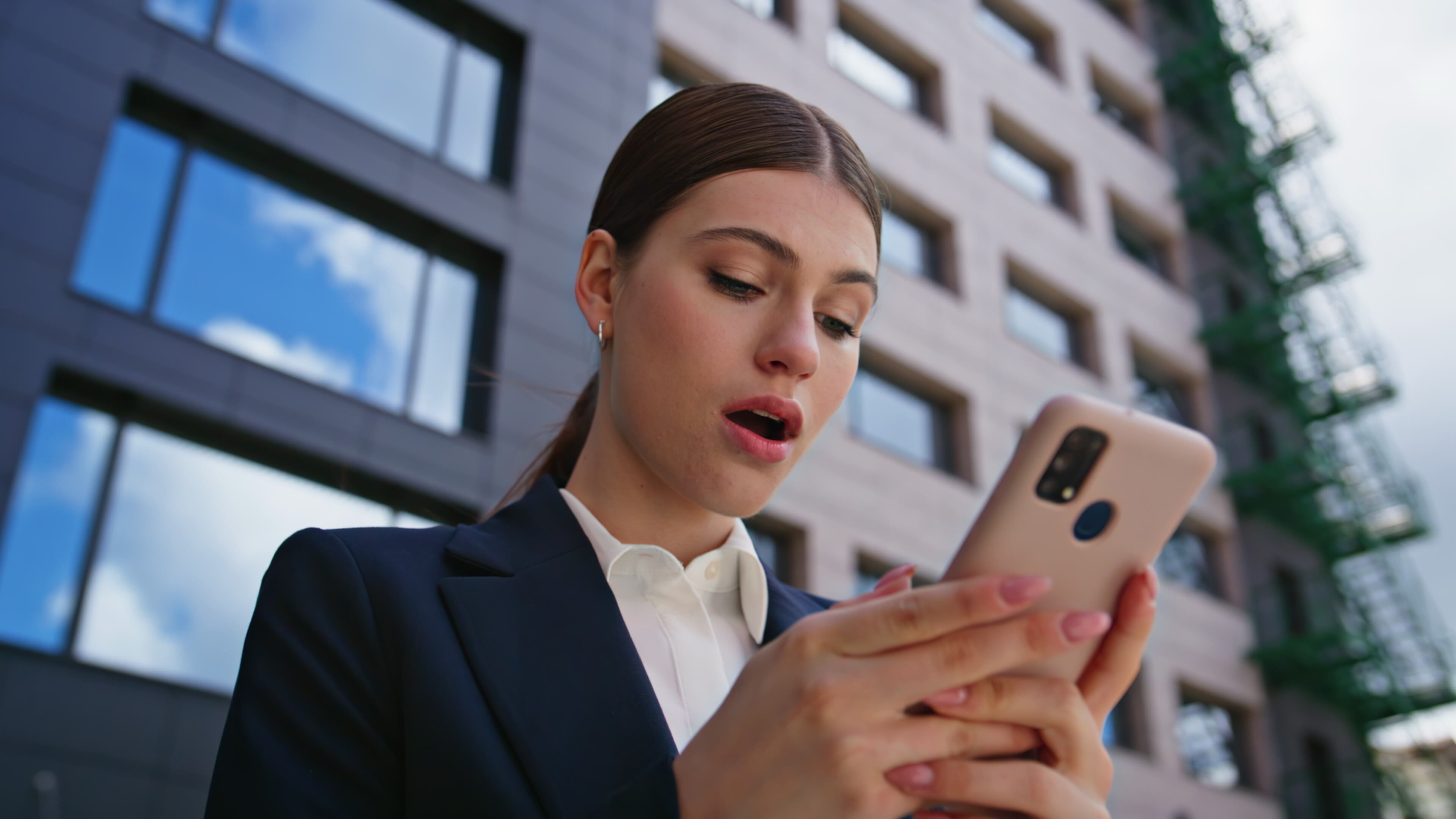 El celular puede ser vulnerado por peligrosos delincuentes.