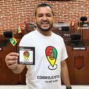 Concejal de Cartagena, Javier Julio Bejarano muestra el sello de 'Cobro Justo'.