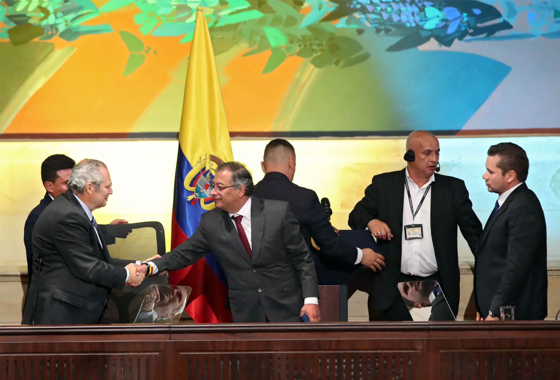 El presidente Gustavo Petro saluda en la instalación del 20 de julio  a los presidentes del Congreso Iván Name y Andrés Calle implicados en el escándalo de corrupción de la UNGRD