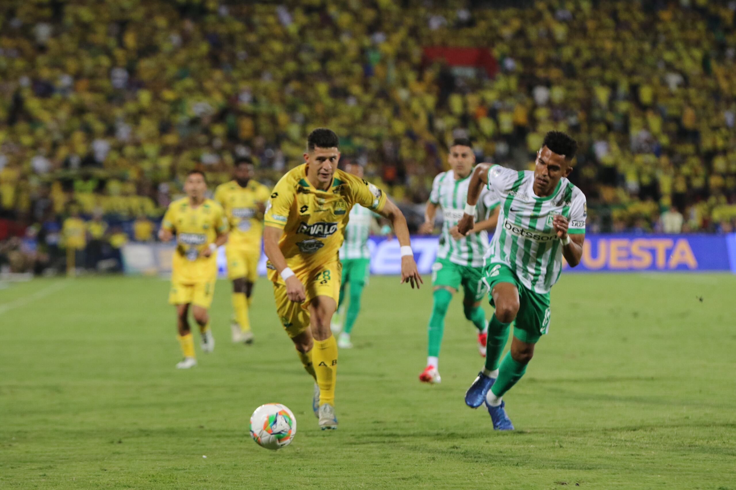 Atlético Bucaramanga y Atlético Nacional tuvieron un compromiso parejo en el estadio Américo Montanini.