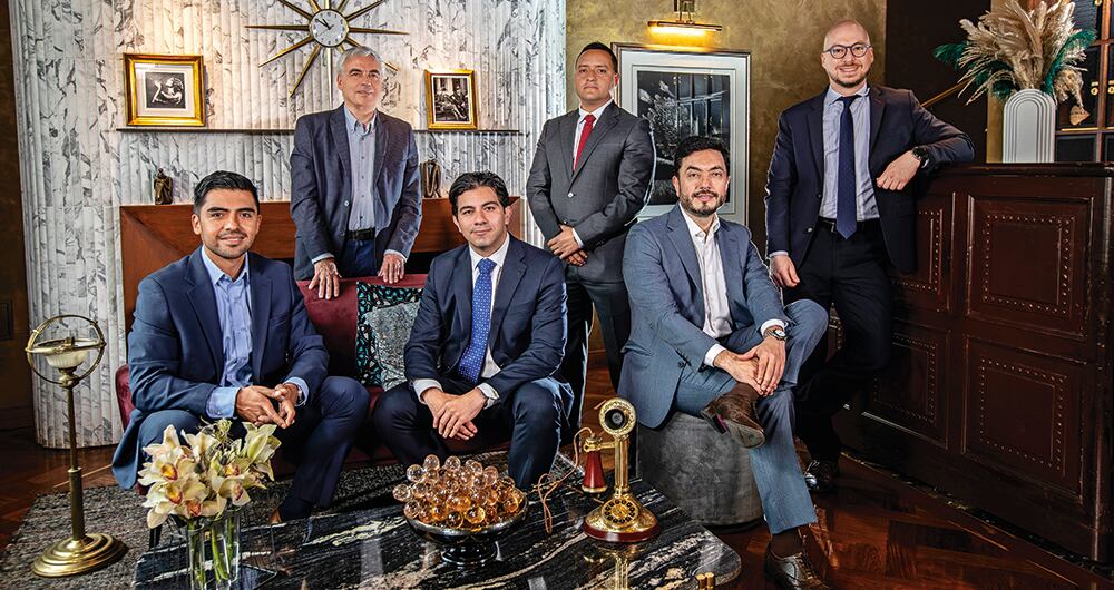 De izquierda a derecha:Julio César Romero, gerente de Análisis Macroeconómico y Mercados Financieros de Corficolombiana; Andrés Langebaek, director ejecutivo de Estudios Económicos del Grupo Bolívar; Carlos Alberto Velásquez, jefe de Estudios Económicos de Asobancaria; Julio César Rodríguez, analista Especializado de Gestión de Activos y Pasivos de AV Villas; Luis Fernando Insignares, director de la Mesa de Distribución e Investigaciones Económicas del Banco de Occidente, y Juan David Ballén, director de Análisis y Estrategia de Aval Casa de Bolsa. 