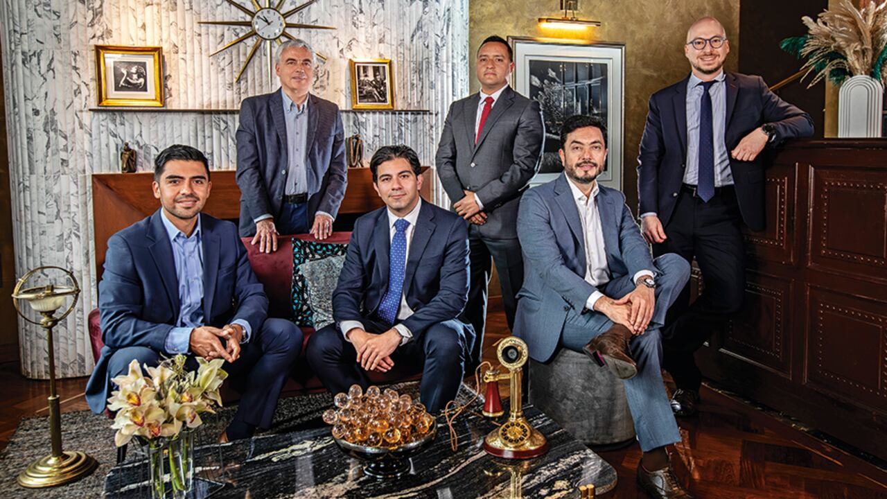 De izquierda a derecha: Julio César Romero, gerente de Análisis Macroeconómico y Mercados Financieros de Corficolombiana; Andrés Langebaek, director ejecutivo de Estudios Económicos del Grupo Bolívar; Carlos Alberto Velásquez, jefe de Estudios Económicos de Asobancaria; Julio César Rodríguez, analista Especializado de Gestión de Activos y Pasivos de AV Villas; Luis Fernando Insignares, director de la Mesa de Distribución e Investigaciones Económicas del Banco de Occidente, y Juan David Ballén, director de Análisis y Estrategia de Aval Casa de Bolsa.