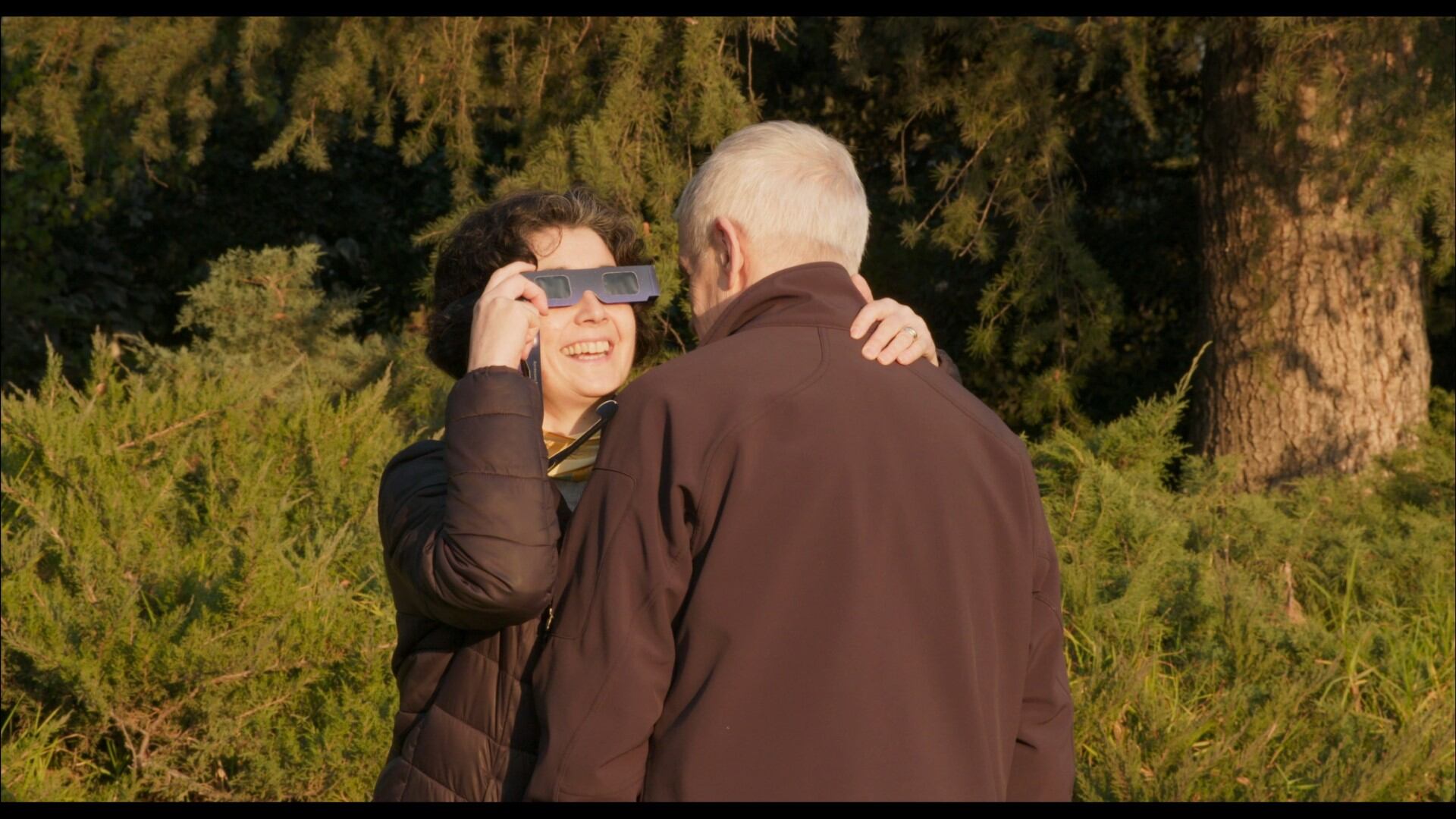 En 'La memoria infinita', de Maite Alberdi, seguimos a Augusto, un conocido periodista cultural chileno, y a Paulina, actriz y ex ministra de cultura. Han estado juntos y enamorados desde hace más de 25 años. Cuando la memoria de Augusto empieza a debilitarse, aprenderán a reinventar la forma de relacionarse entre ellos, haciendo evidente que el amor que se tienen y su sentido del humor son inquebrantabl