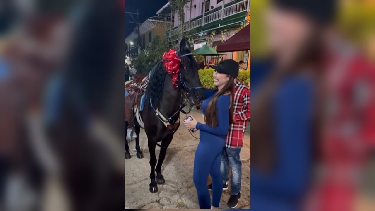 Este fue el momento en el que le entregaron el caballo a la influencer.