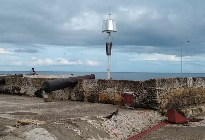 Así lucía la antena de telecomunicaciones frente a la muralla de Cartagena.