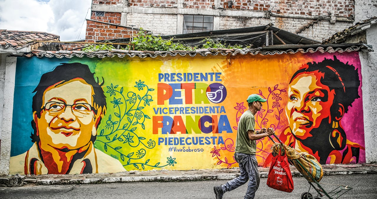 El mural de Gustavo Petro y Francia Márquez, la única publicidad política, en la misma calle donde el ingeniero tiene una de sus casas.