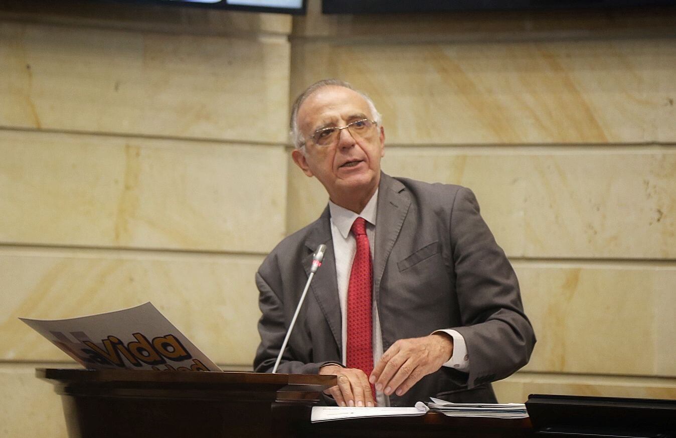 Aunque el Ministro de Defensa, Iván Velásquez, ha afirmado que el gobierno actual está con los militares de bajos rangos, varios uniformados aseguraron que no es cierto y que los sacaron del Ejército de manera abrupta. 