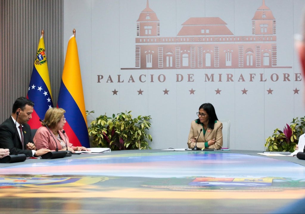La presidenta interina de Venezuela, Delcy Rodríguez (derecha), se reúne con la canciller colombiana, Rosa Yolanda Villavicencio (centro), y el ministro de Defensa, Pedro Arnulfo Sánchez (izquierda), en el Palacio Presidencial de Miraflores, Caracas, el 13 de marzo de 2026.