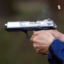 La nueva arma, con un alcance de unos 20 a 25 metros, ya sido probada por miembros del ejército y la policía que le han dado la bienvenida por considerarla de gran estabilidad.