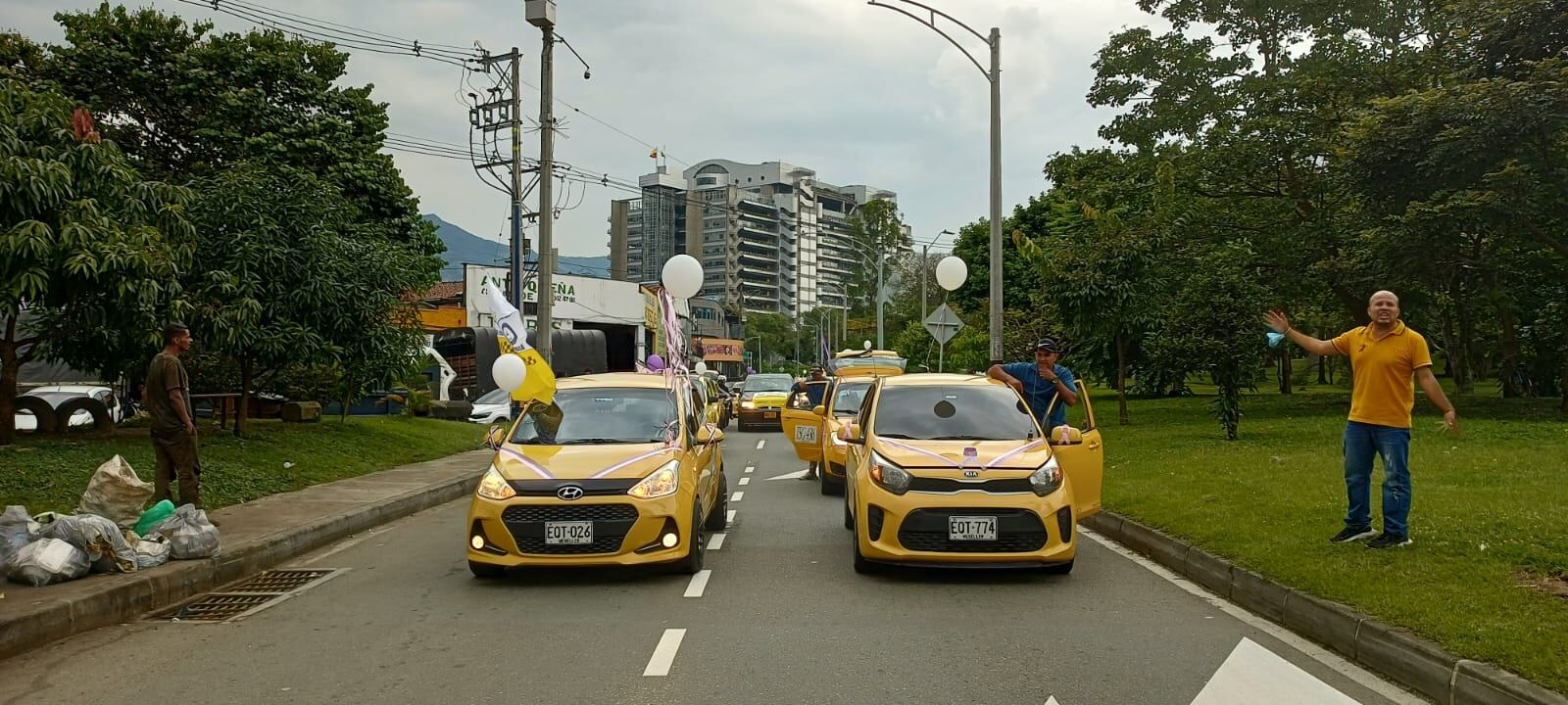Multitudinaria marcha de taxistas en Medellín piden más garantías de seguridad tras los frecuentes asesinatos; el último fue contra una mujer.