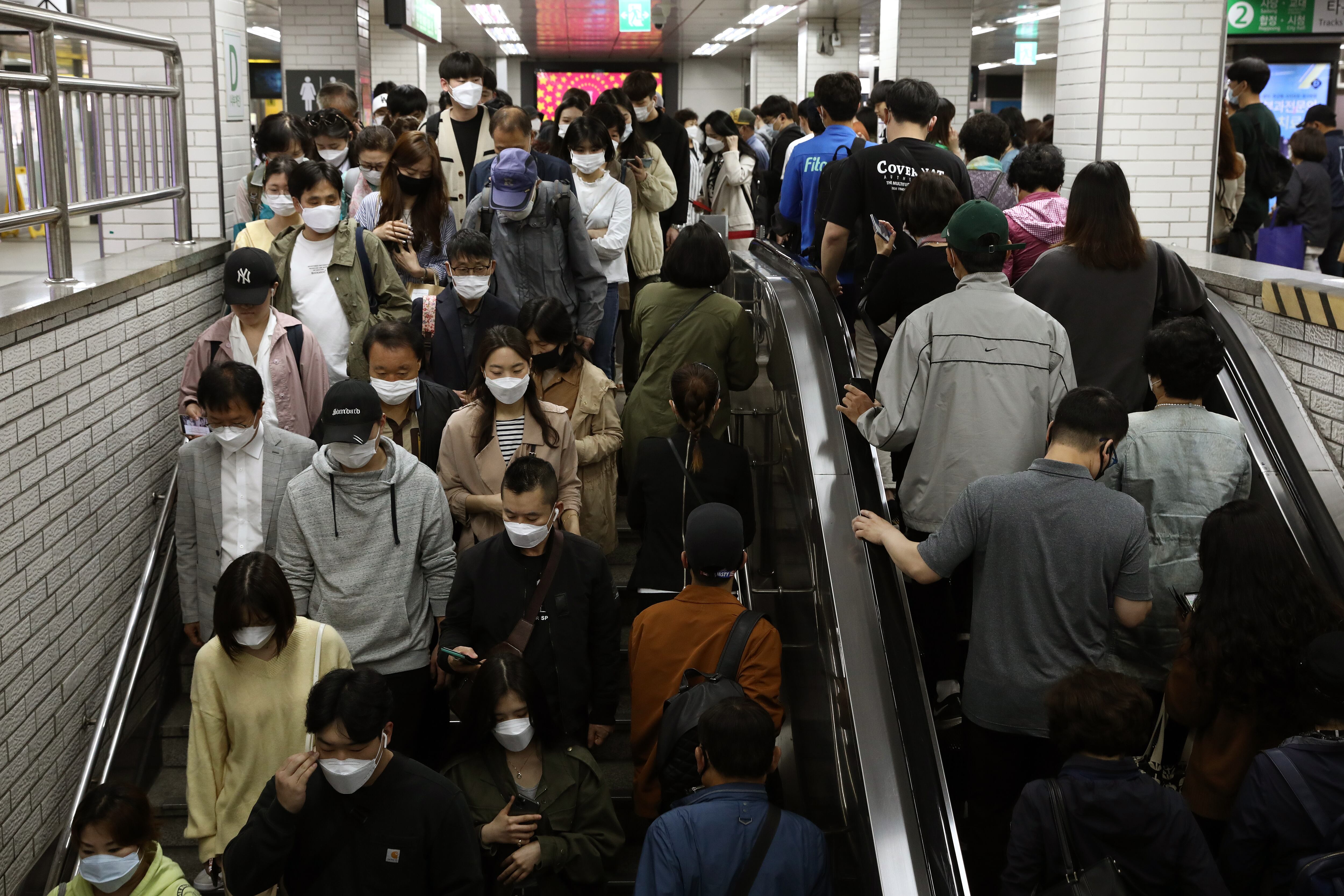 La cantidad de personas que entran al metro en hora pico aumenta notablemente en las estaciones de metro de Seúl