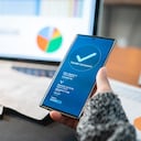 Mujer usando la aplicación bancaria en la factura de servicios públicos de pago del teléfono inteligente, concepto de banca por Internet de tecnología financiera