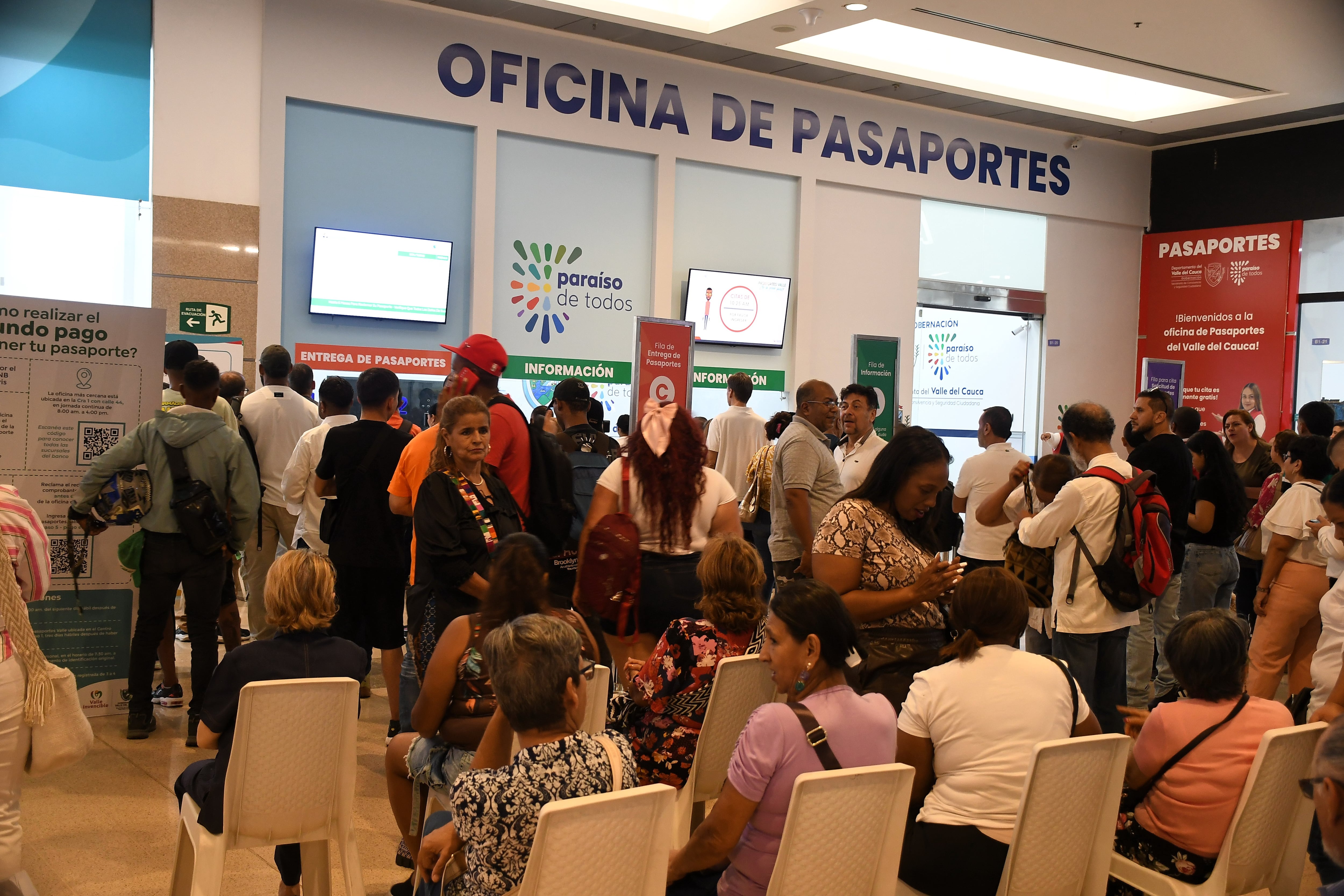 Cali: "Temporada alta"  de pasaporte, largas filas y gran afluencia de público en las oficinas ubicadas  en el Centro Comercial la Estación. Según los funcionarios, esta situación no presenta relación con la incertidumbre que se presenta en la Cancillería. Foto José L Guzmán. El País.