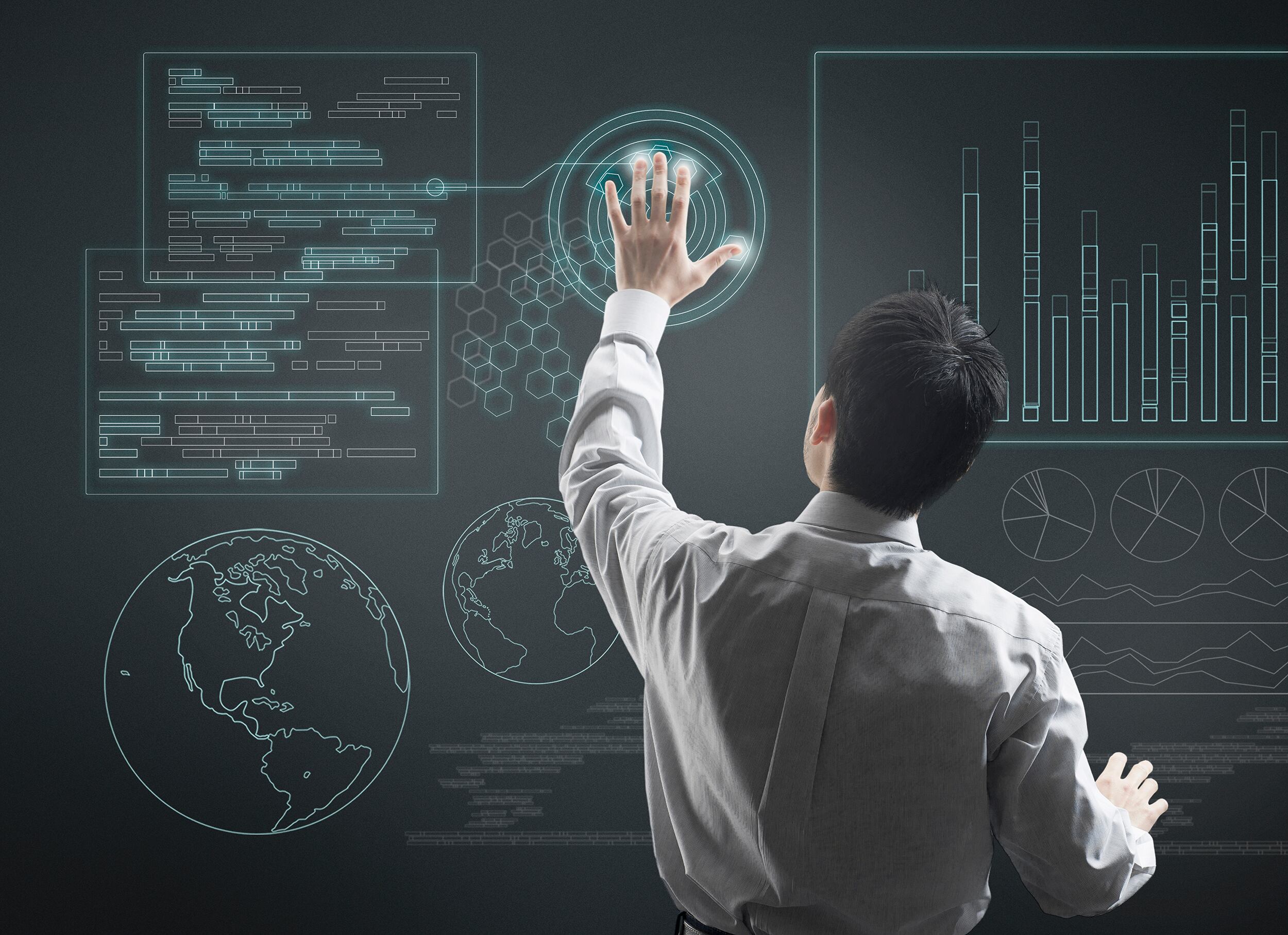 Hombre usando un monitor de computadora de alta tecnología