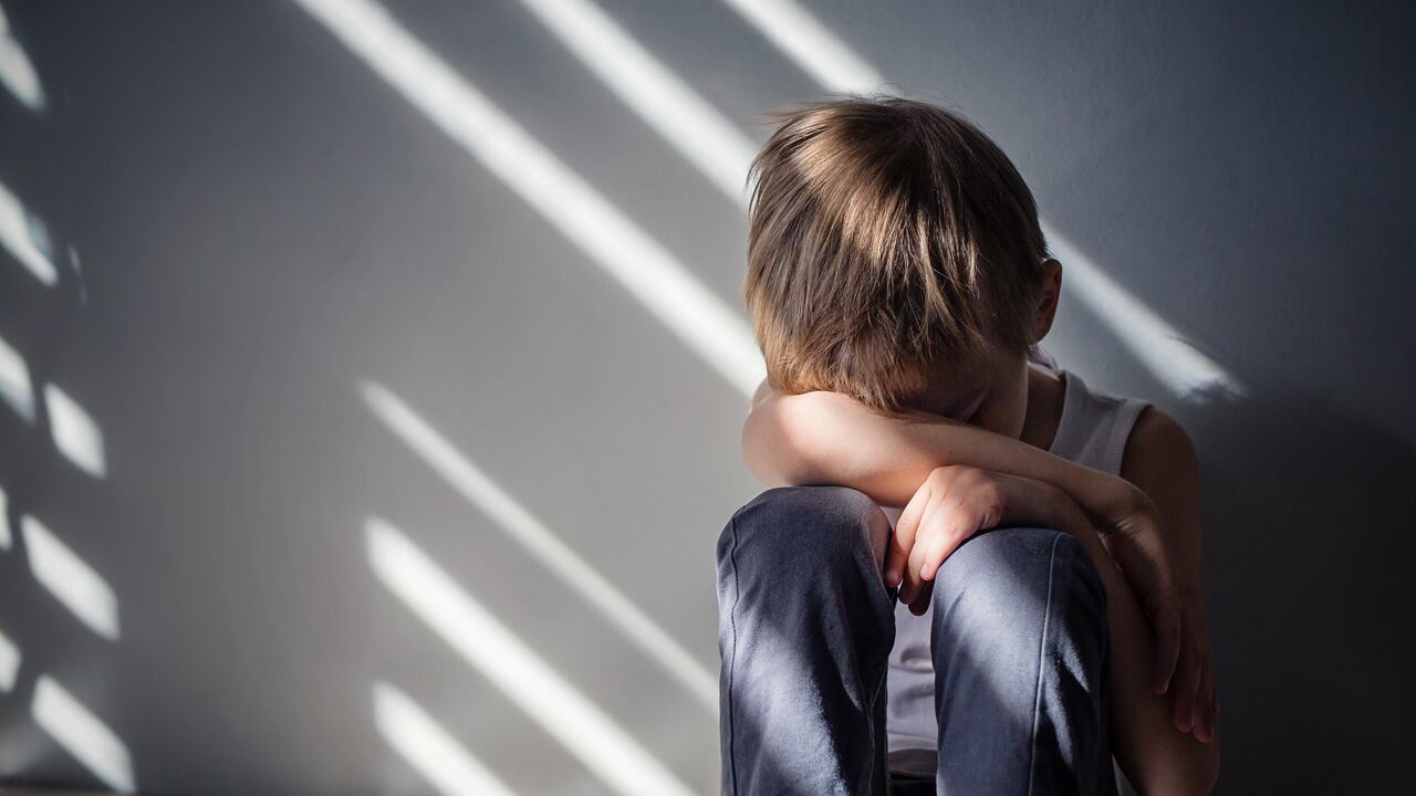 Desde los seis años el joven estaba encerrado en la jaula