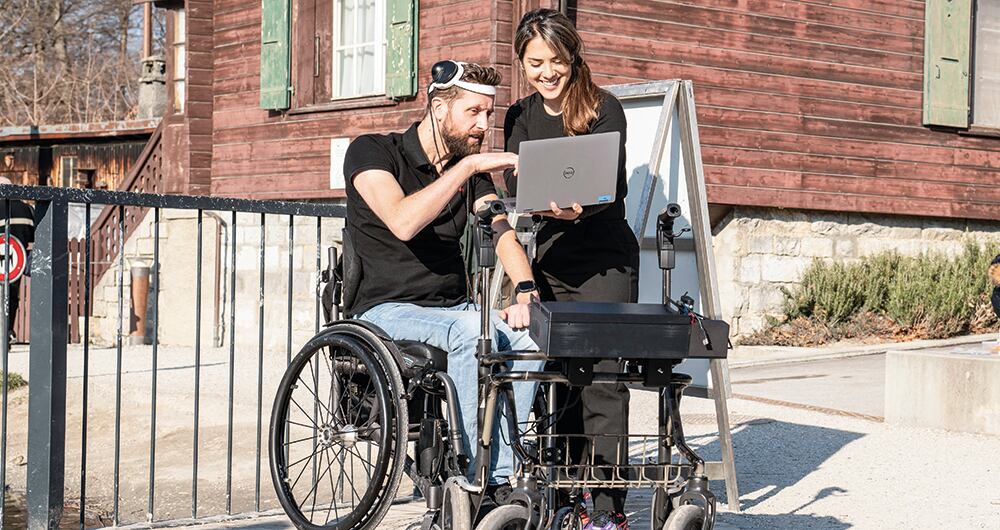 Oskam, cuyo accidente le provocó una lesión medular incompleta que le permitía algunos movimientos residuales, ya había probado años atrás un dispositivo más rudimentario en otro ensayo clínico, pero no funcionó de la mejor manera.