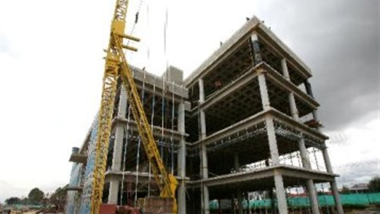En el último año el segmento de oficinas, bodegas y locales comerciales ha sentido el ajuste del ciclo económico con una clara diferenciación por ciudades. En Bogotá, el área disponible de oficinas para ventas registró un incremento del 34%.