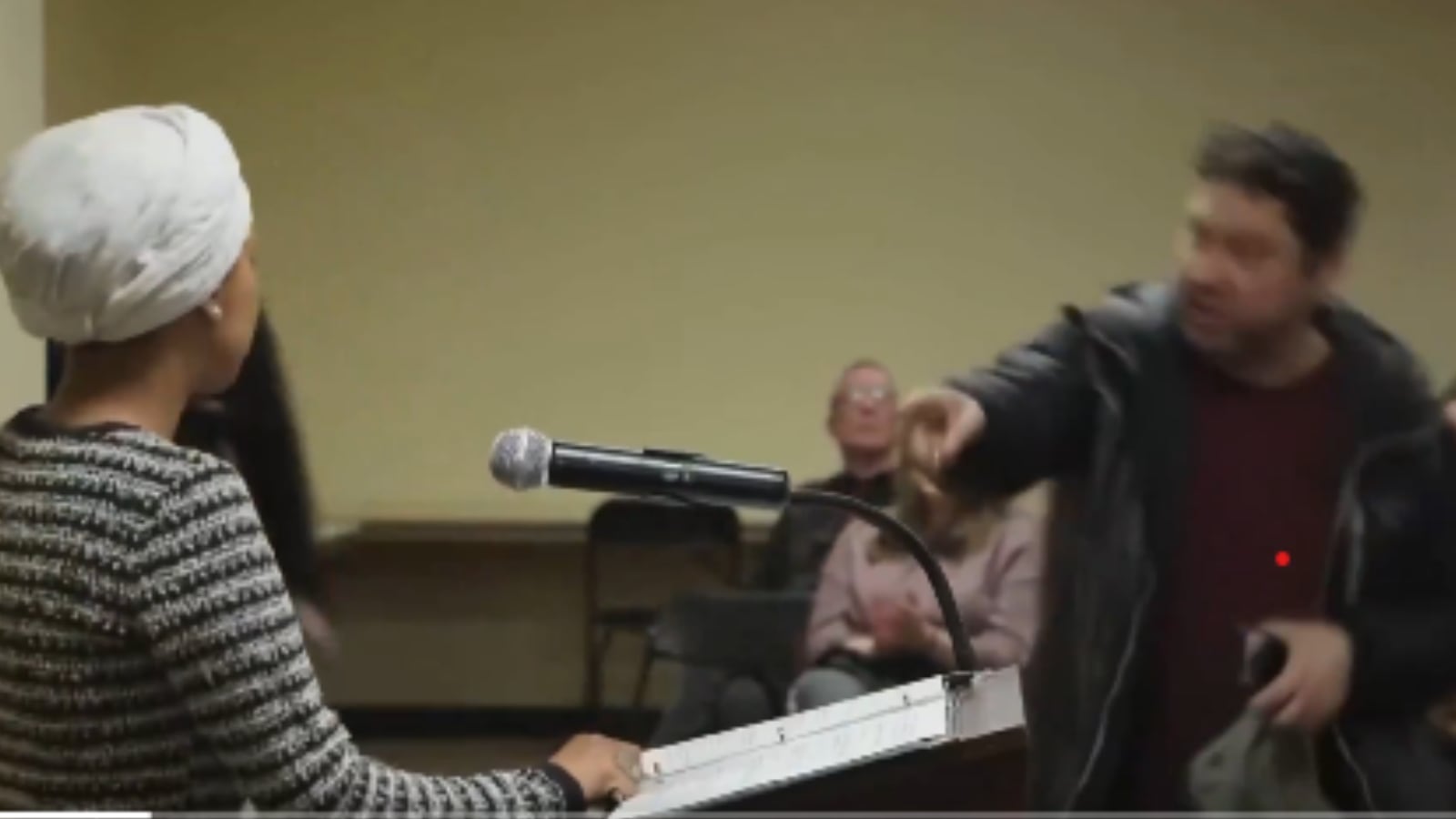 La congresista Ilhan Omar durante un evento comunitario en Minneapolis, donde fue atacada con una sustancia desconocida.