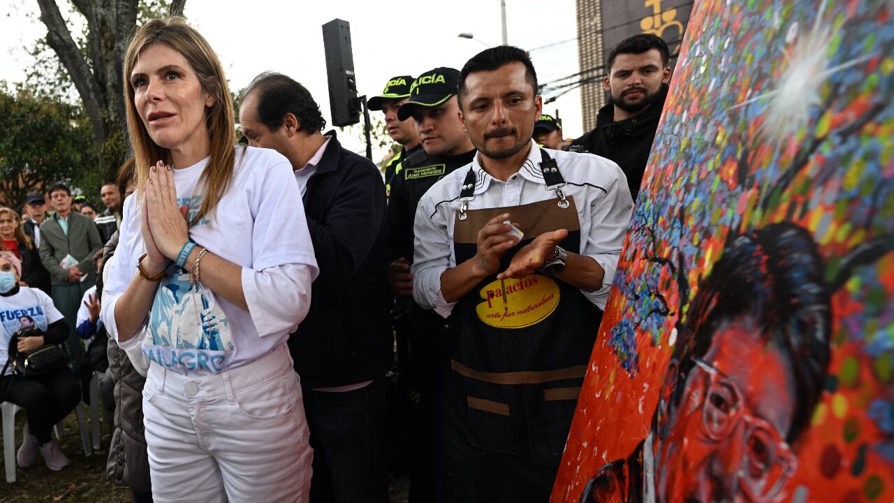 María Carolina Hoyos, hermana del candidato presidencial colombiano Miguel Uribe Turbay, asistiendo a una misa por su salud, en Bogotá, el 21 de junio de 2025