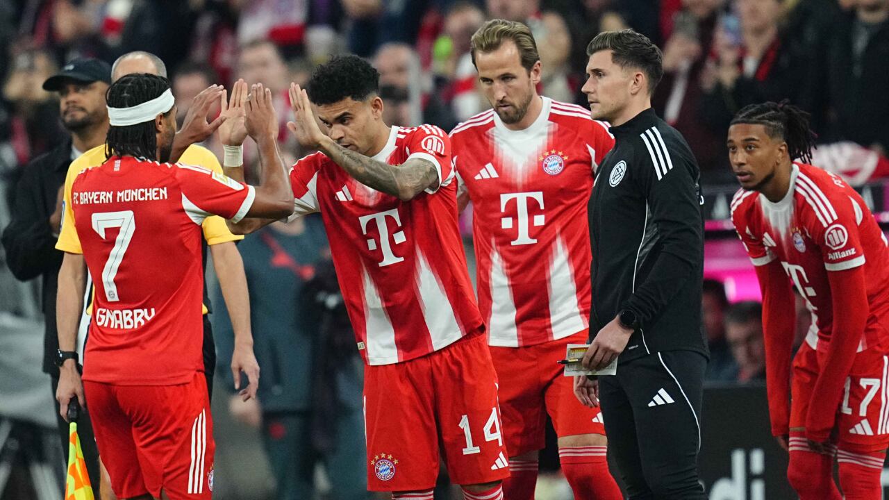 Luis Díaz (14) junto a sus compañeros en Bayern Múnich: Serge Gnabry (7), Michael Olise (17) y Harry Kane.