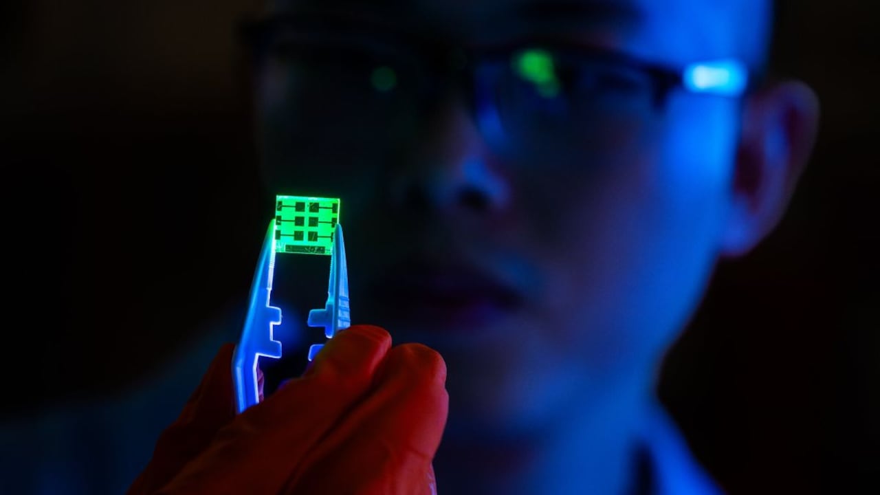 Investigadores asiáticos dieron a conocer un prototipo de luz que combina intensidad extrema con resistencia prolongada.