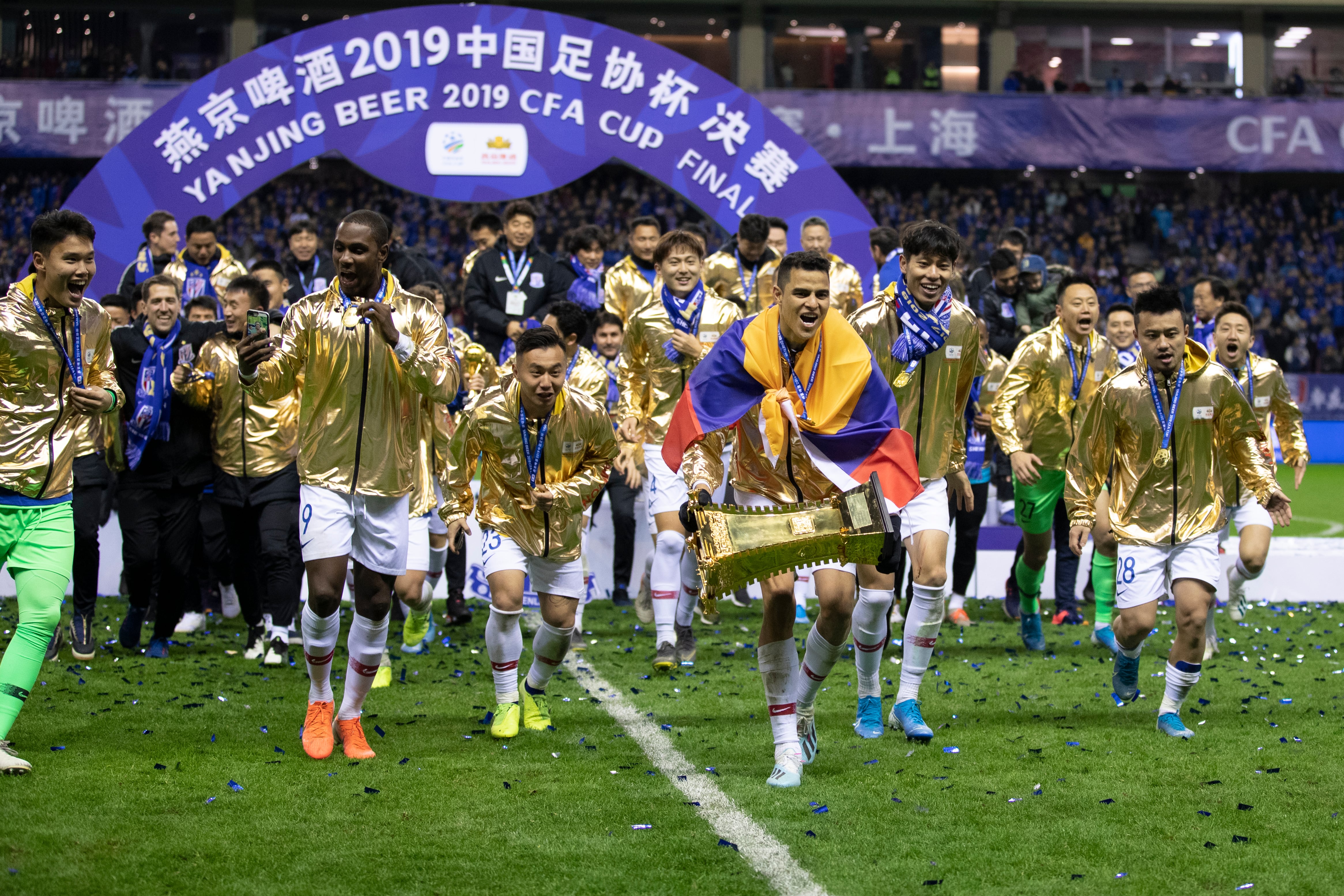 Giovanni Moreno siendo campeón con Shanghái Shenhua FC de China