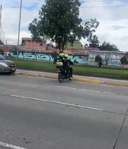 Los delincuentes se bajaron corriendo del carro, huyendo de la Policía
