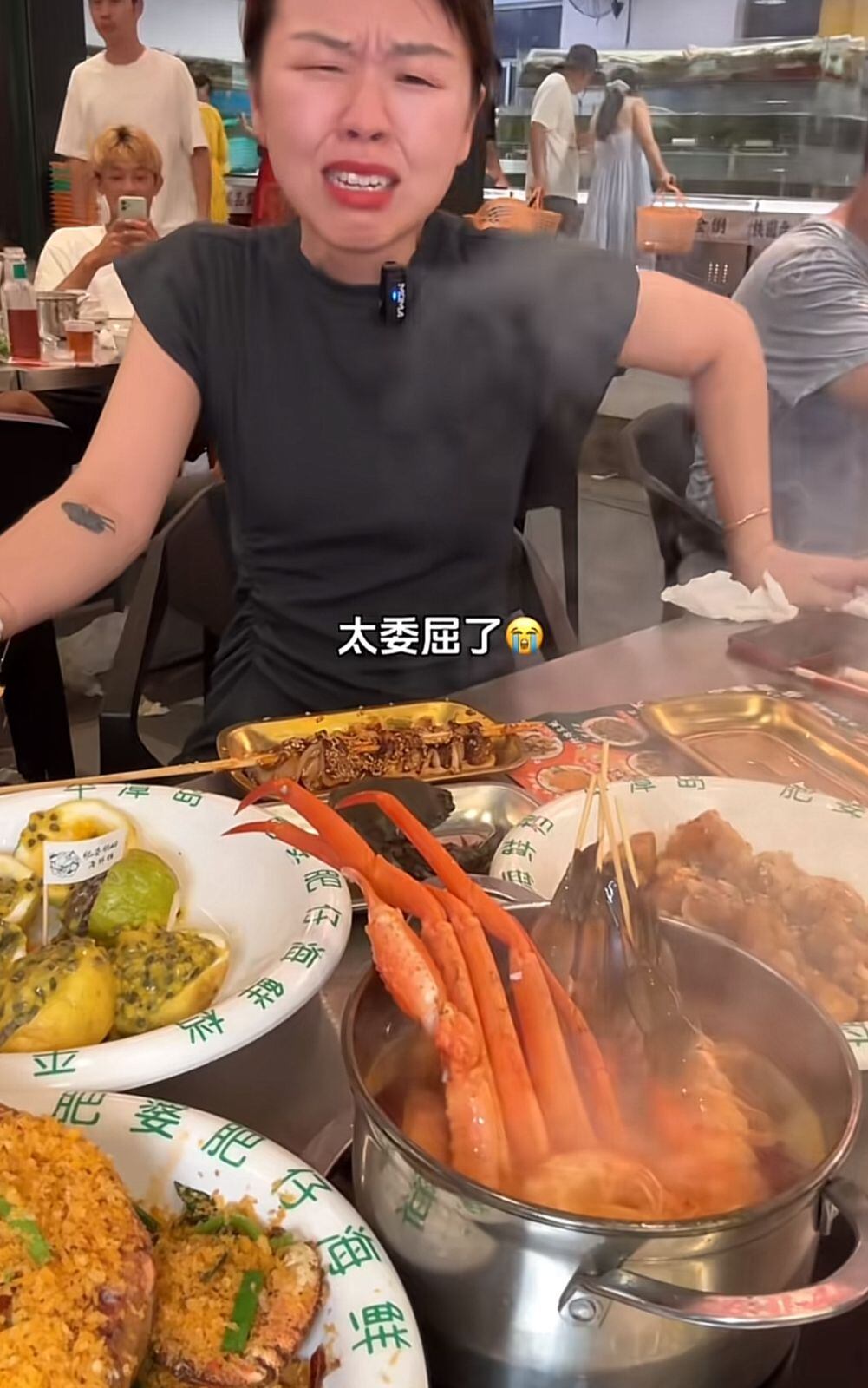 La mujer que estaba grabando un video para las redes sociales sufrió un doloroso ataque por parte del camarón