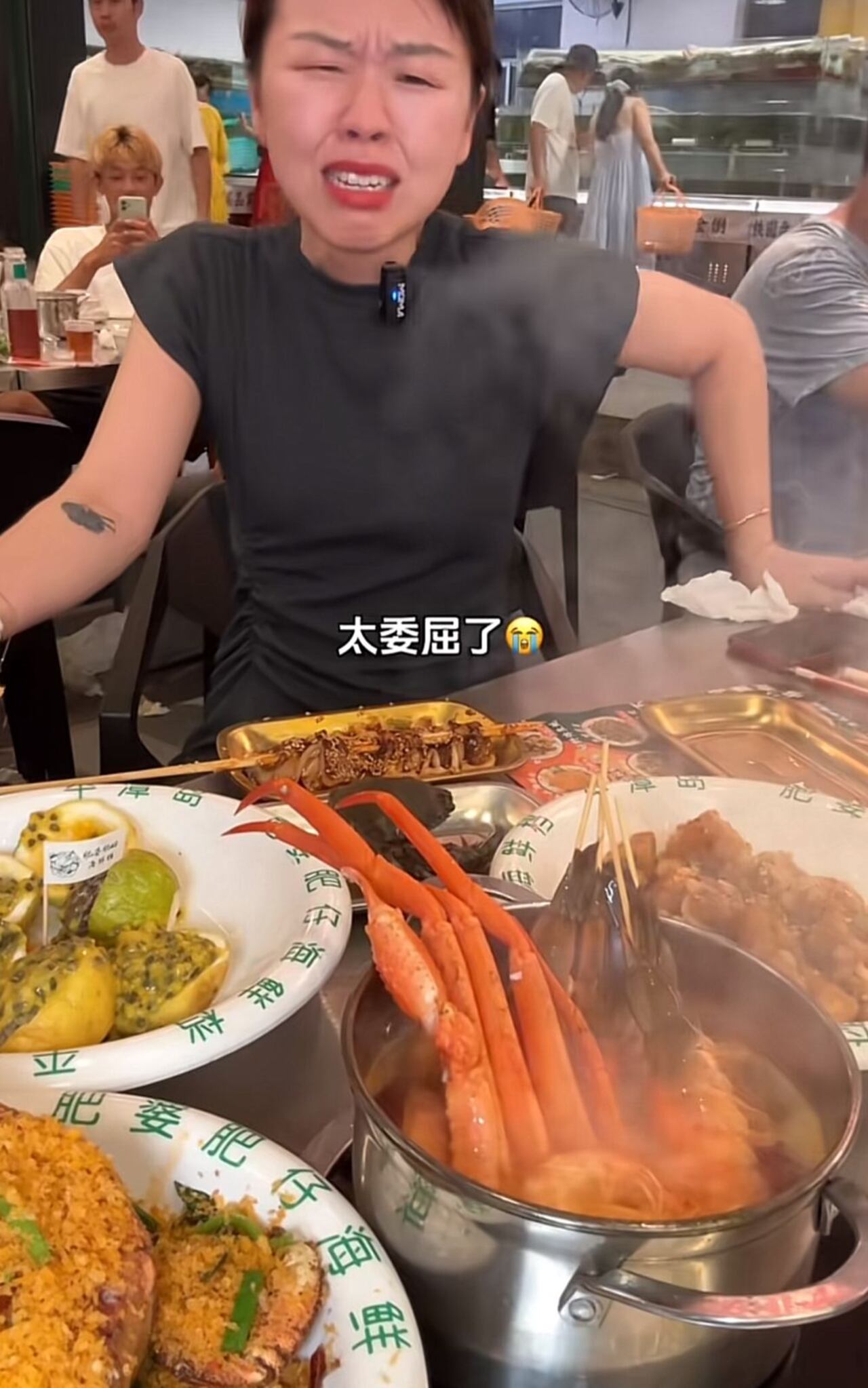 La mujer que estaba grabando un video para las redes sociales sufrió un doloroso ataque por parte del camarón