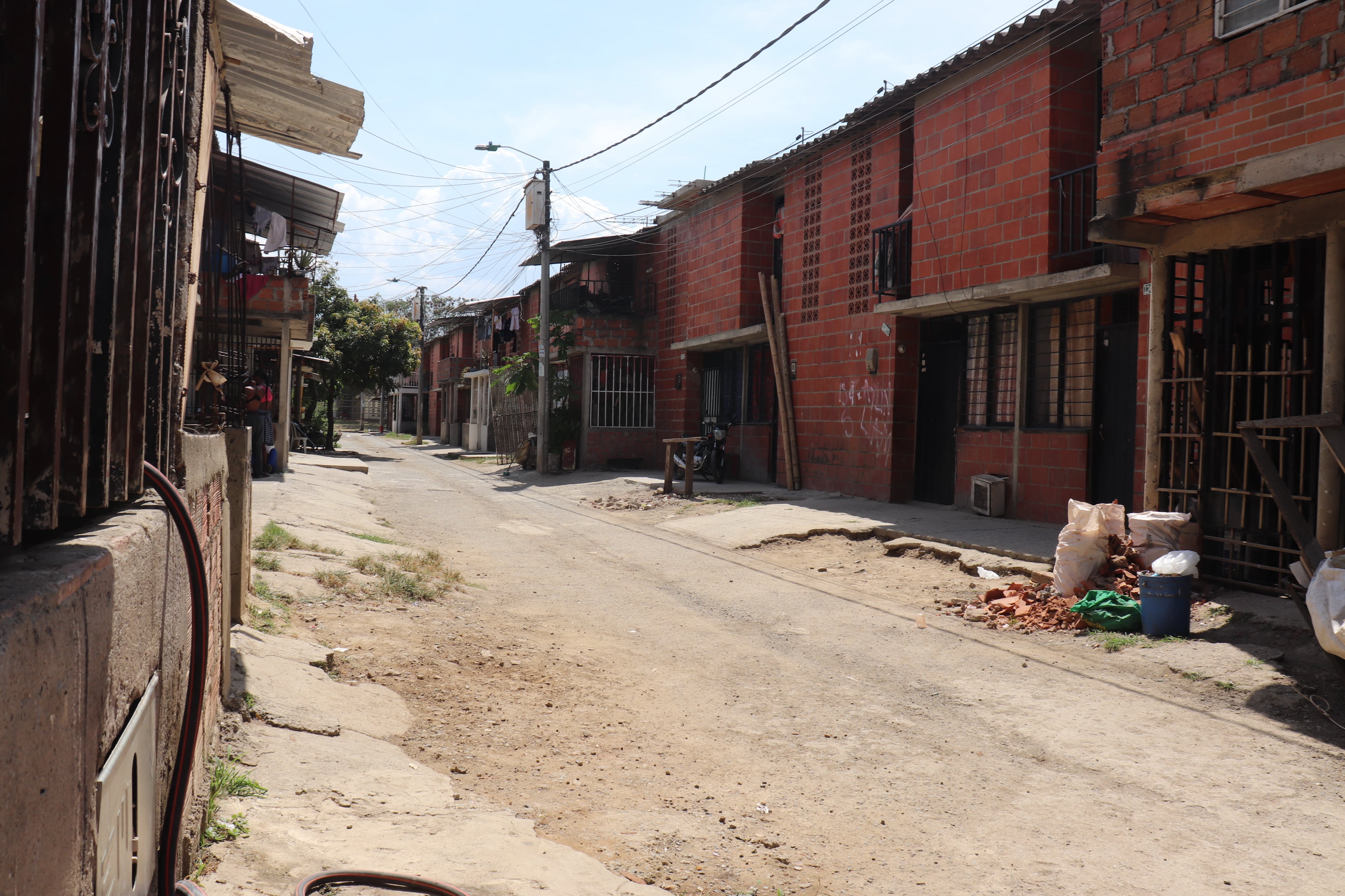 Familias de los colombianos detenidos en Ecuador por el asesinato del candidato presidencial Fernando Villavicencio dicen que no tienen ningún contacto con ellos ni ningún tipo de asistencia legal por parte del gobierno colombiano. Varios de estos jóvenes salieron del distrito de Aguablanca, en particular del barrio potrero grande al oriente de Cali. en busca de oportunidades en el vecino país.