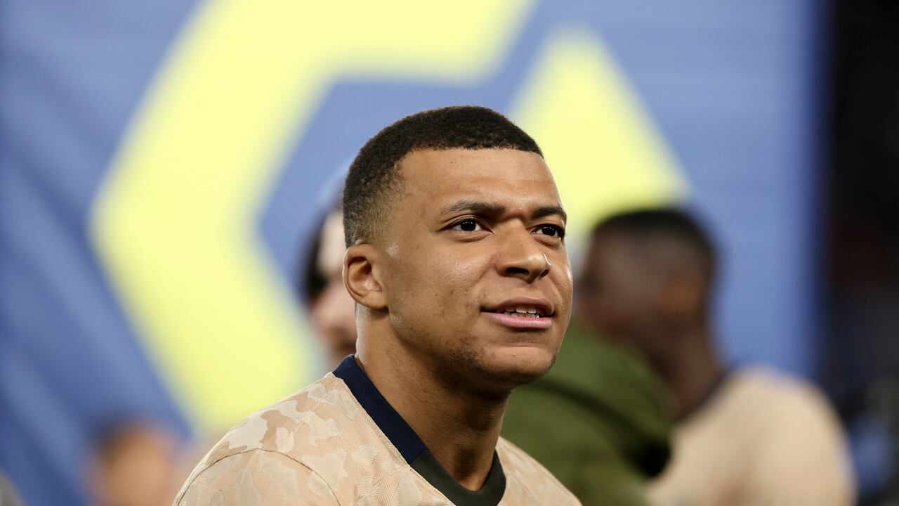 STRASBOURG, FRANCE - FEBRUARY 2: Kylian Mbappe #7 of Paris Saint-Germain looks on before the Ligue 1 Uber Eats match between RC Strasbourg and Paris Saint-Germain at Stade de la Meinau on February 2, 2024 in Strasbourg, France. (Photo by Catherine Steenkeste/Getty Images)