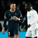 Mbappé habla en medio del partido con su compatriotal Ferland Mendy