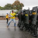 La policía antidisturbios toma posición para despejar un bloqueo realizado por simpatizantes del presidente Jair Bolsonaro en la carretera Castelo Branco, en las afueras de Sao Paulo, Brasil, el 2 de noviembre de 2022. - Los simpatizantes bolsonaristas se manifestaron nuevamente este miércoles en Brasil, aunque el número de Los cortes de ruta disminuyeron, luego del anuncio de que Jair Bolsonaro autorizó la transición a un nuevo gobierno de Luiz In cio Lula da Silva. (Foto de Miguel Schincariol / AFP)